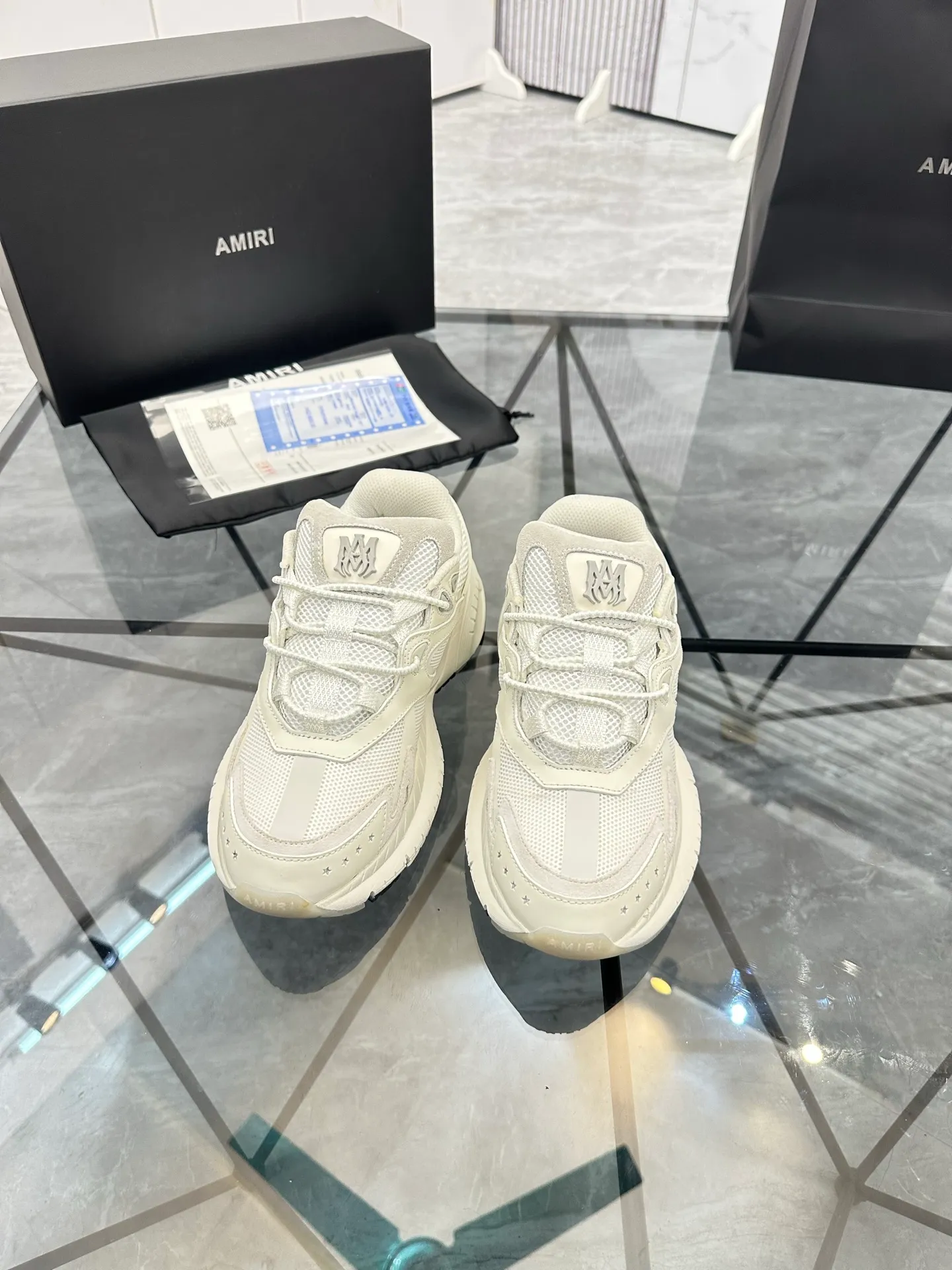 Men's shoes: 💰P720¥ Guangzhou top quality Product trademark: AMIRI* "Amir*" low-top casual shoes Regular size: 39-44 (can be customized to 45) Product materials: upper imported first-layer cowhide stitching original material, breathable lining, original outsole. Number: 525